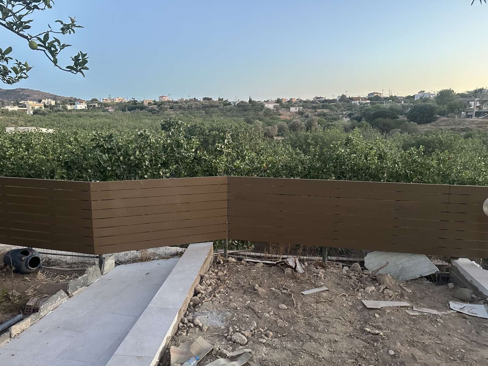 Καφέ Ξύλινο Διαχωριστικό με Οριζόντιες Σανίδες ∣ Εξωτερικού Χώρου Custom, Ειδικές κατασκευές, Ξύλινο διαχωριστικό, Εξωτερικός χώρος, Οριζόντιες σανίδες, Custom κατασκευή