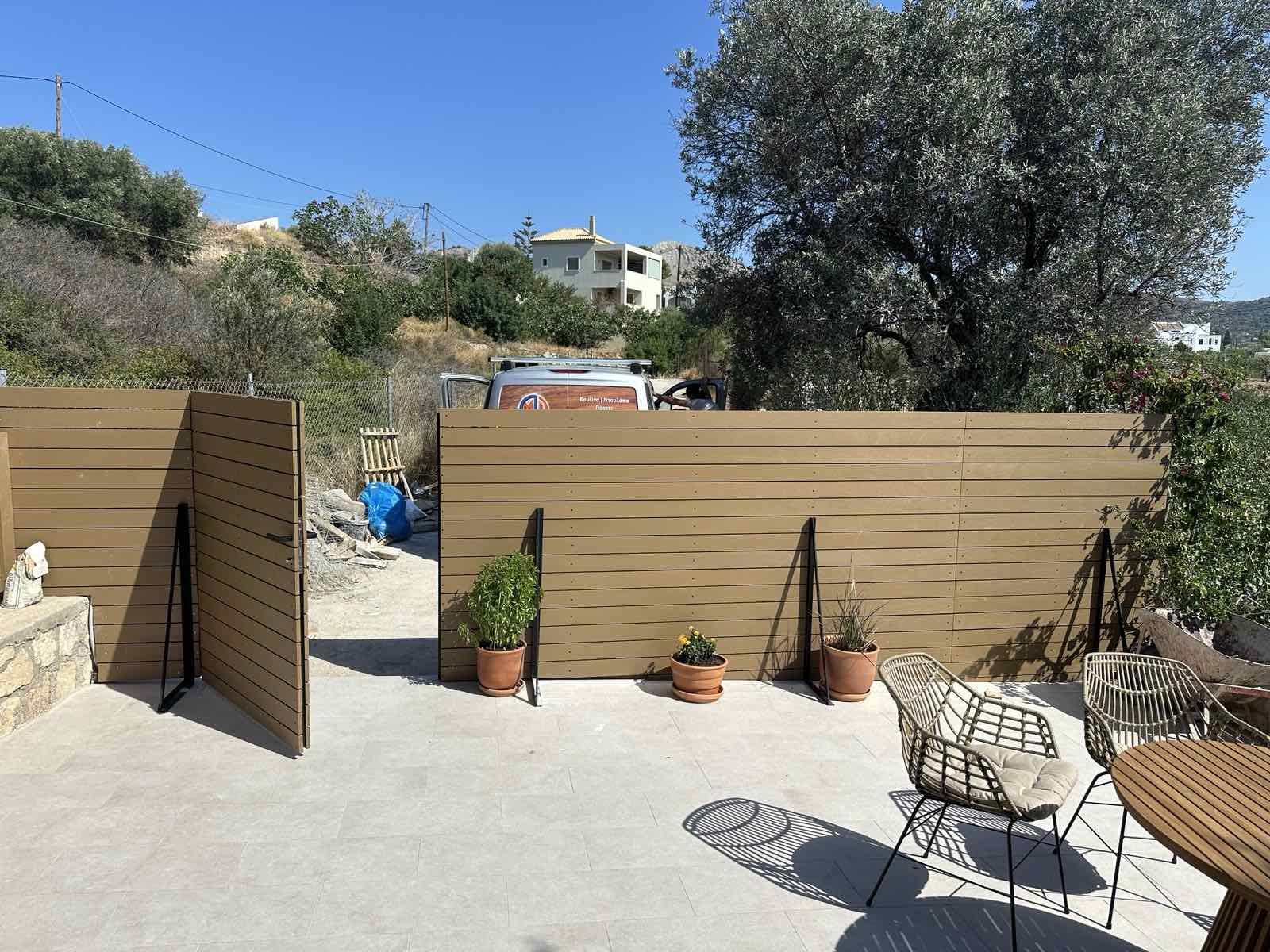Μοντέρνο Καφέ Ξύλινο Διαχωριστικό Εξωτερικού Χώρου ∣ Custom, Ειδικές κατασκευές, Ξύλινο διαχωριστικό, Εξωτερικός χώρος, Οριζόντιες σανίδες, Custom κατασκευή