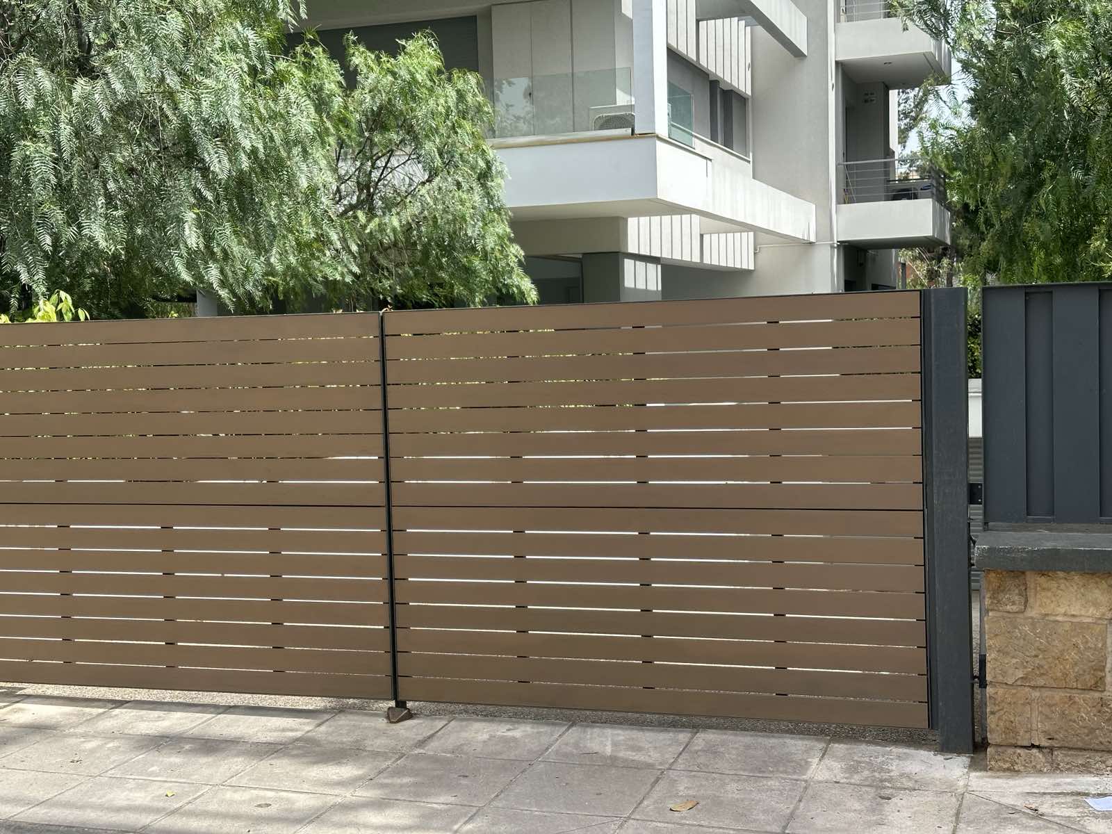 Μοντέρνο Καφέ Ξύλινο Συρόμενο Φράγμα ∣ Εξωτερικού Χώρου Custom, Ειδικές κατασκευές, Ξύλινο φράγμα, Συρόμενο, Εξωτερικός χώρος, Custom κατασκευή