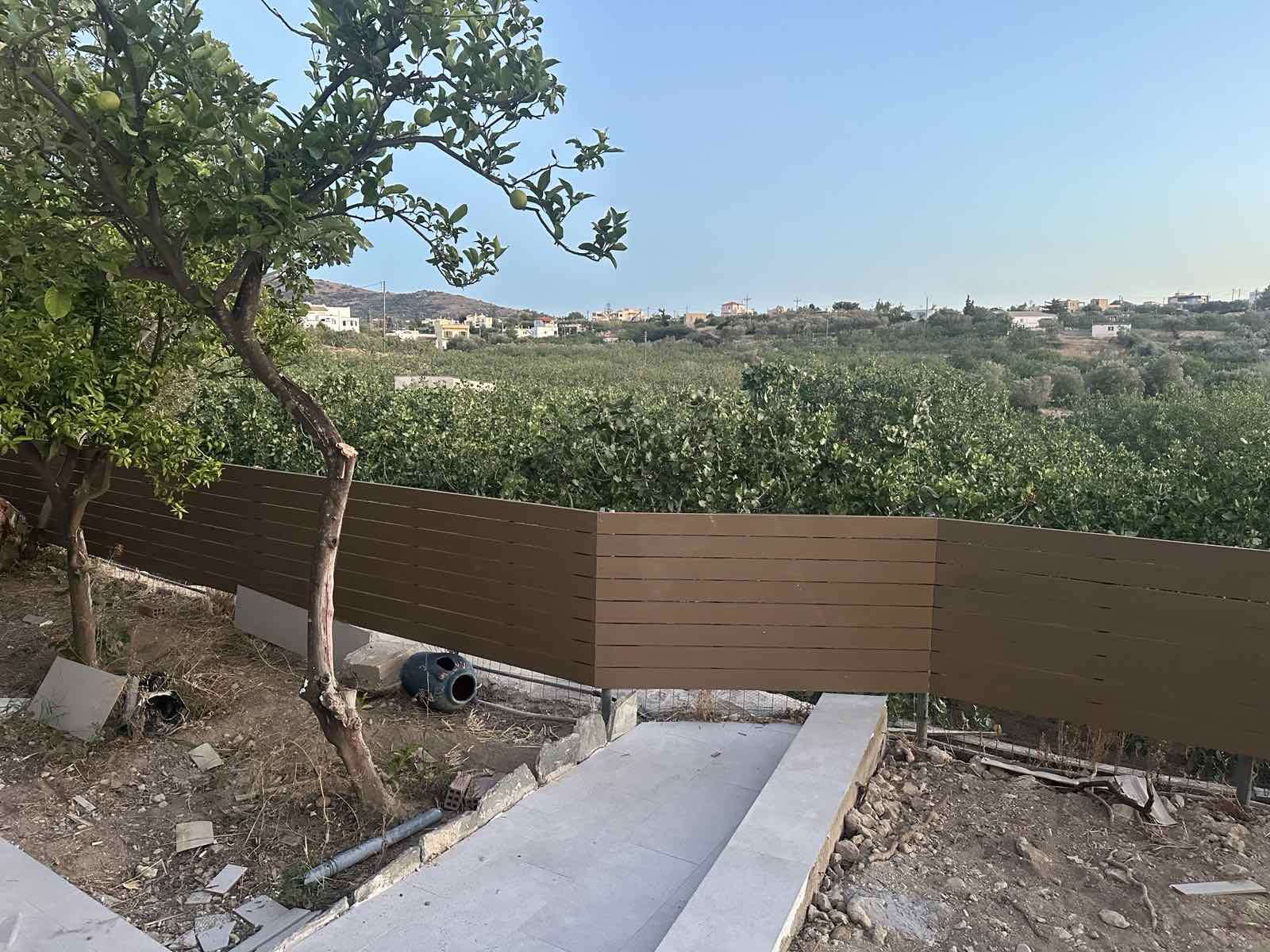 Μοντέρνος Καφέ Φράχτης από Οριζόντιες Ξύλινες Σανίδες ∣ Custom, Ειδικές κατασκευές, Ξύλινος φράχτης, Οριζόντιες σανίδες, Εξωτερικός χώρος, Custom κατασκευή