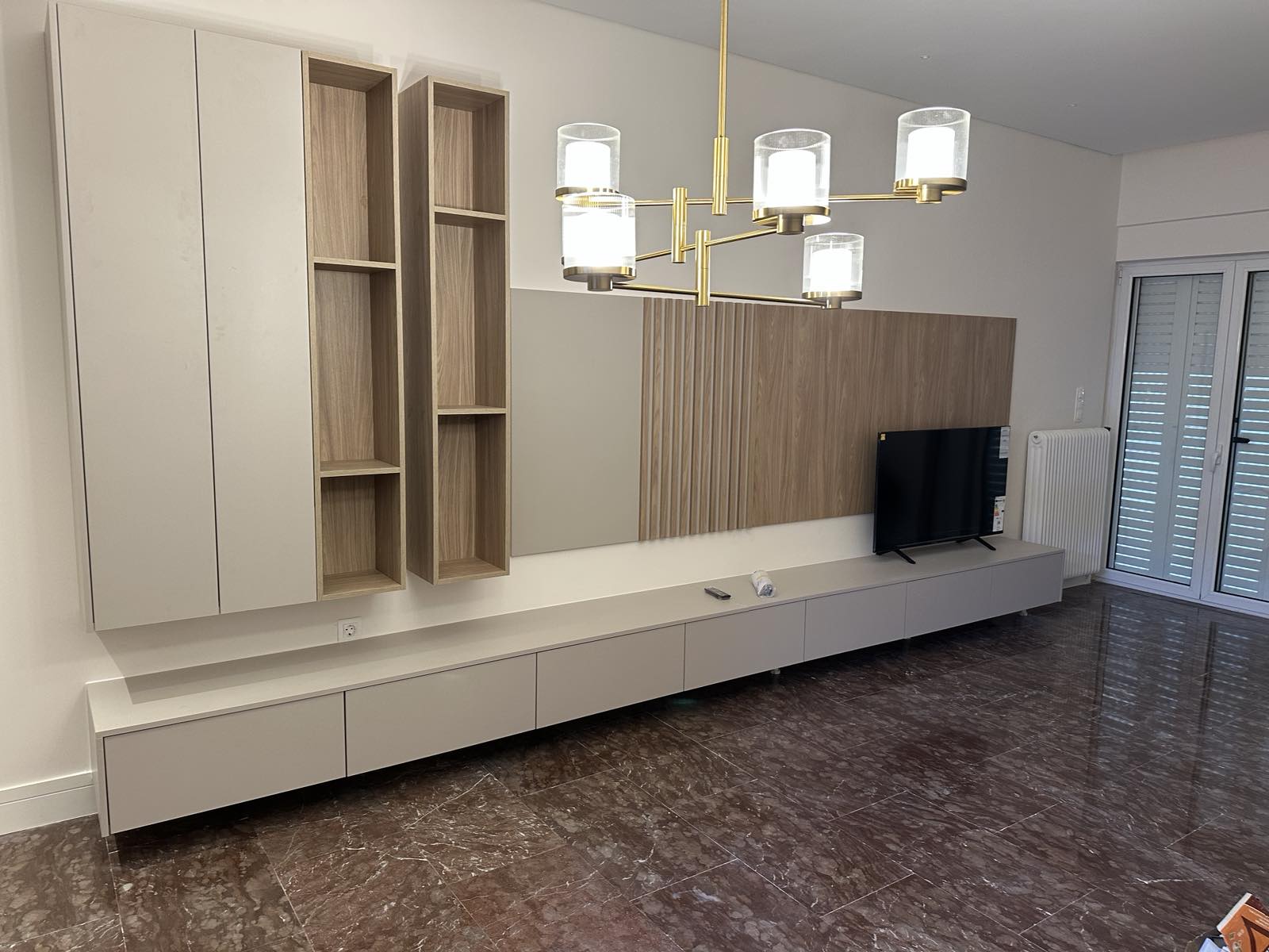Ξύλινη Σύνθεση Τοίχου: Μπεζ & Φυσικό Ξύλο ∣ Minimal Custom, Ειδικές κατασκευές, Σύνθεση τοίχου, Μπεζ ξύλο, Φυσικό ξύλο, Minimal στυλ, Custom κατασκευή