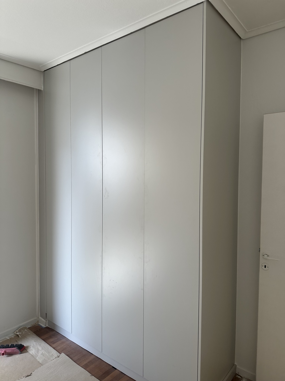 Εντοιχιζόμενη Γκρι Ξύλινη Ντουλάπα ∣ Minimalist Σχεδιασμού Custom, Ντουλάπες δωματίων, Εντοιχιζόμενη ντουλάπα, Γκρι ξύλινη ντουλάπα, Minimalist design, Custom ντουλάπα