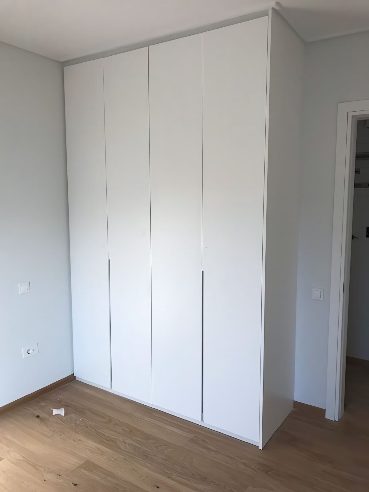 Εντοιχιζόμενη Λευκή Ξύλινη Ντουλάπα ∣ Minimalist Στυλ, Ντουλάπες δωματίων, Εντοιχιζόμενη ντουλάπα, Λευκή ξύλινη ντουλάπα, Minimalist στυλ, Custom ντουλάπα, Ντουλάπες στα μέτρα σας