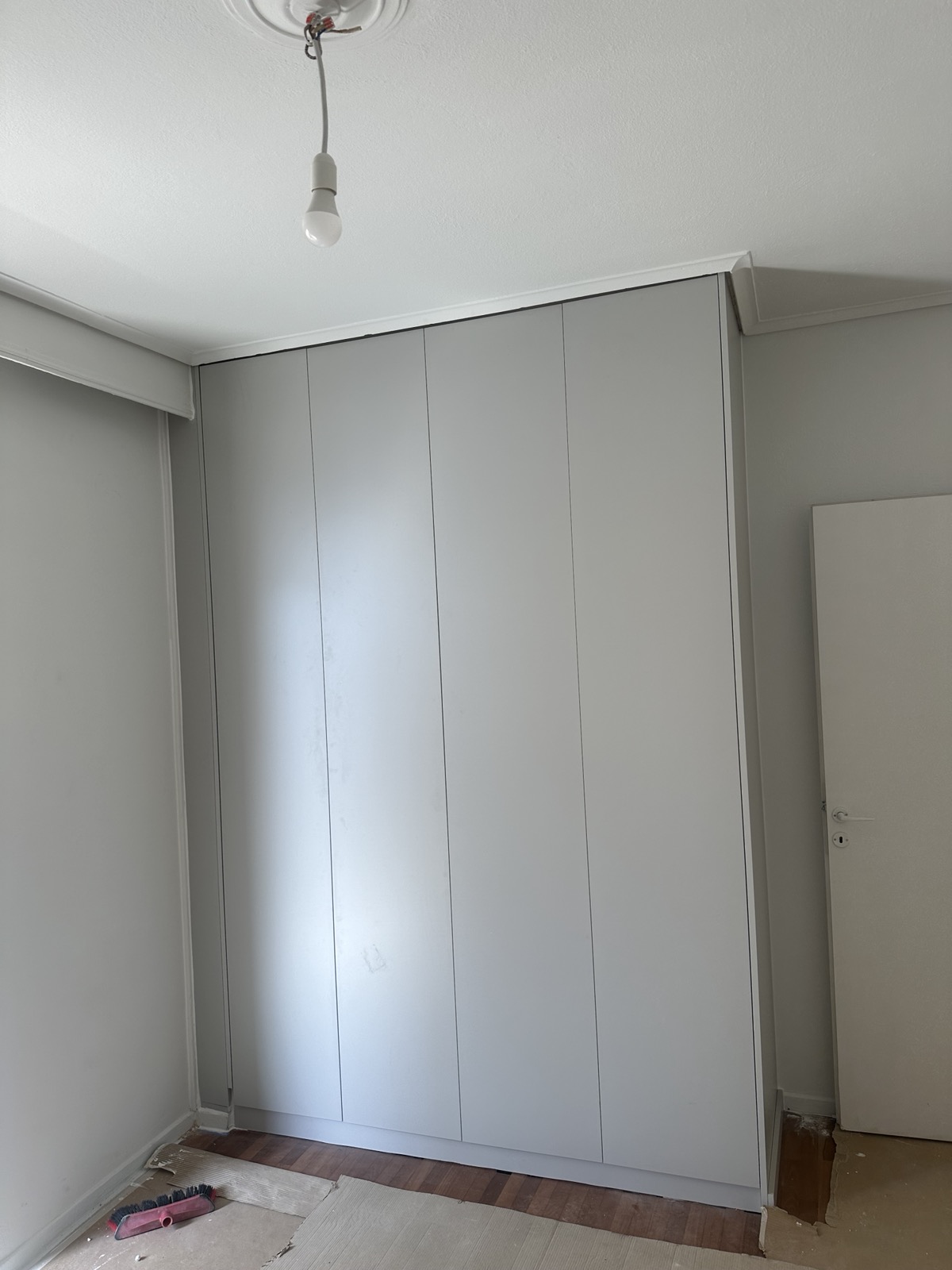 Εντοιχιζόμενη Ξύλινη Ντουλάπα σε Ανοιχτό Γκρι Χρώμα ∣ Custom, Ντουλάπες δωματίων, Εντοιχιζόμενη ντουλάπα, Ανοιχτό γκρι, Custom ντουλάπα, Εξοικονόμηση χώρου