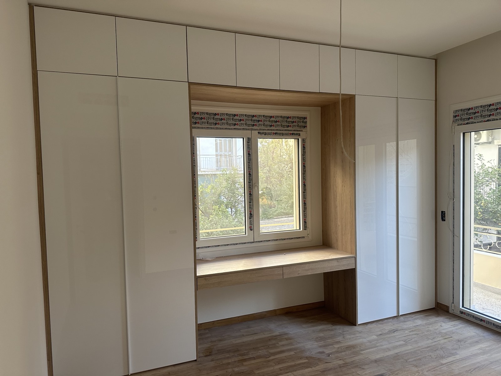Λευκή Γυαλιστερή Ντουλάπα MDF με Ενσωματωμένο Ξύλινο Γραφείο ∣ Custom, Ντουλάπες δωματίων, Λευκή ντουλάπα, Γυαλιστερή MDF, Ενσωματωμένο γραφείο, Custom ντουλάπα, Εξοικονόμηση χώρου