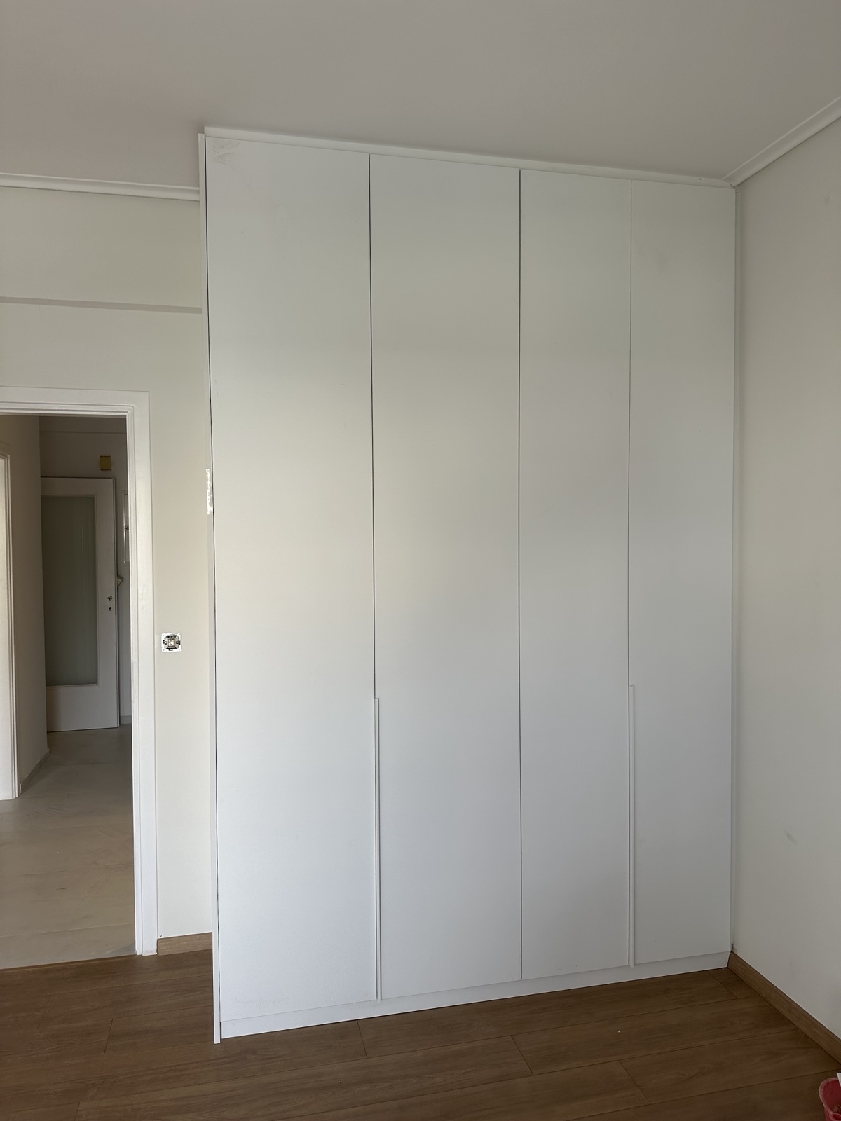 Λευκή Ξύλινη Ντουλάπα με Ενσωματωμένες Λαβές ∣ Custom, Ντουλάπες δωματίων, Λευκή ντουλάπα, Ενσωματωμένες λαβές, Custom ντουλάπα, Εξοικονόμηση χώρου