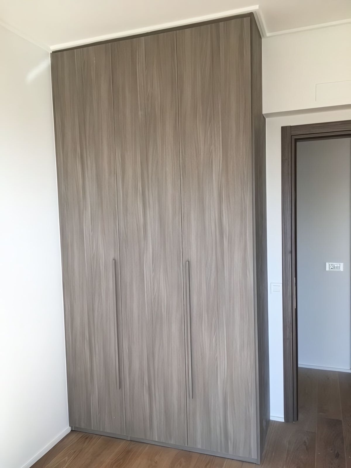 Μοντέρνα Εντοιχιζόμενη Ντουλάπα Ανοιχτόχρωμο Ξύλο ∣ Minimal, Ντουλάπες δωματίων, Εντοιχιζόμενη ντουλάπα, Ανοιχτόχρωμο ξύλο, Γκριζοκαφέ, Minimalist λαβές, Custom ντουλάπα