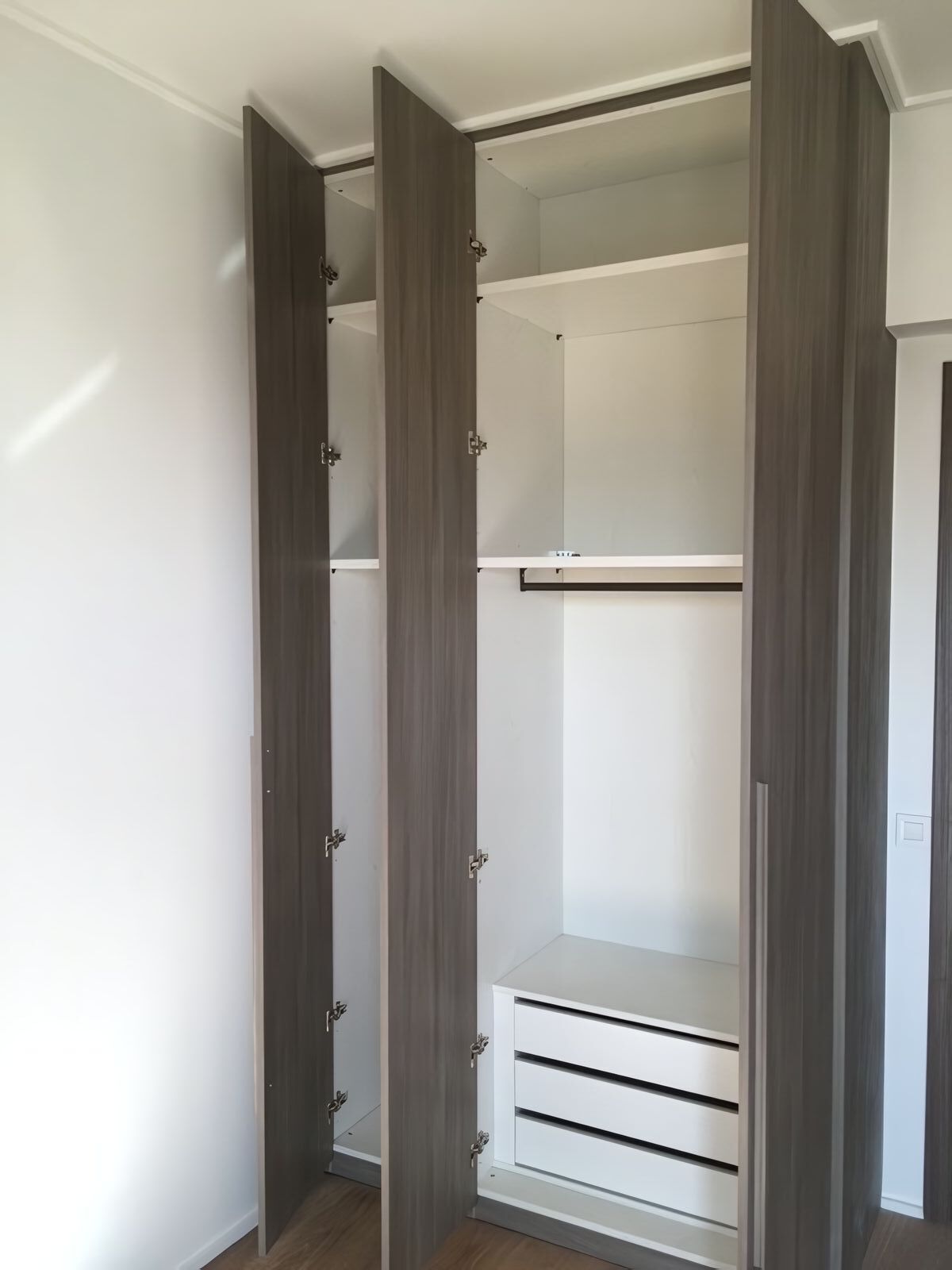 Μοντέρνα Ντουλάπα Laminate Γκρι-Καφέ με Λευκό Εσωτερικό, Ντουλάπες δωματίων, Ντουλάπα laminate, Γκρι καφέ, Ξύλινη υφή, Λευκό εσωτερικό, Custom ντουλάπα, Εξοικονόμηση χώρου