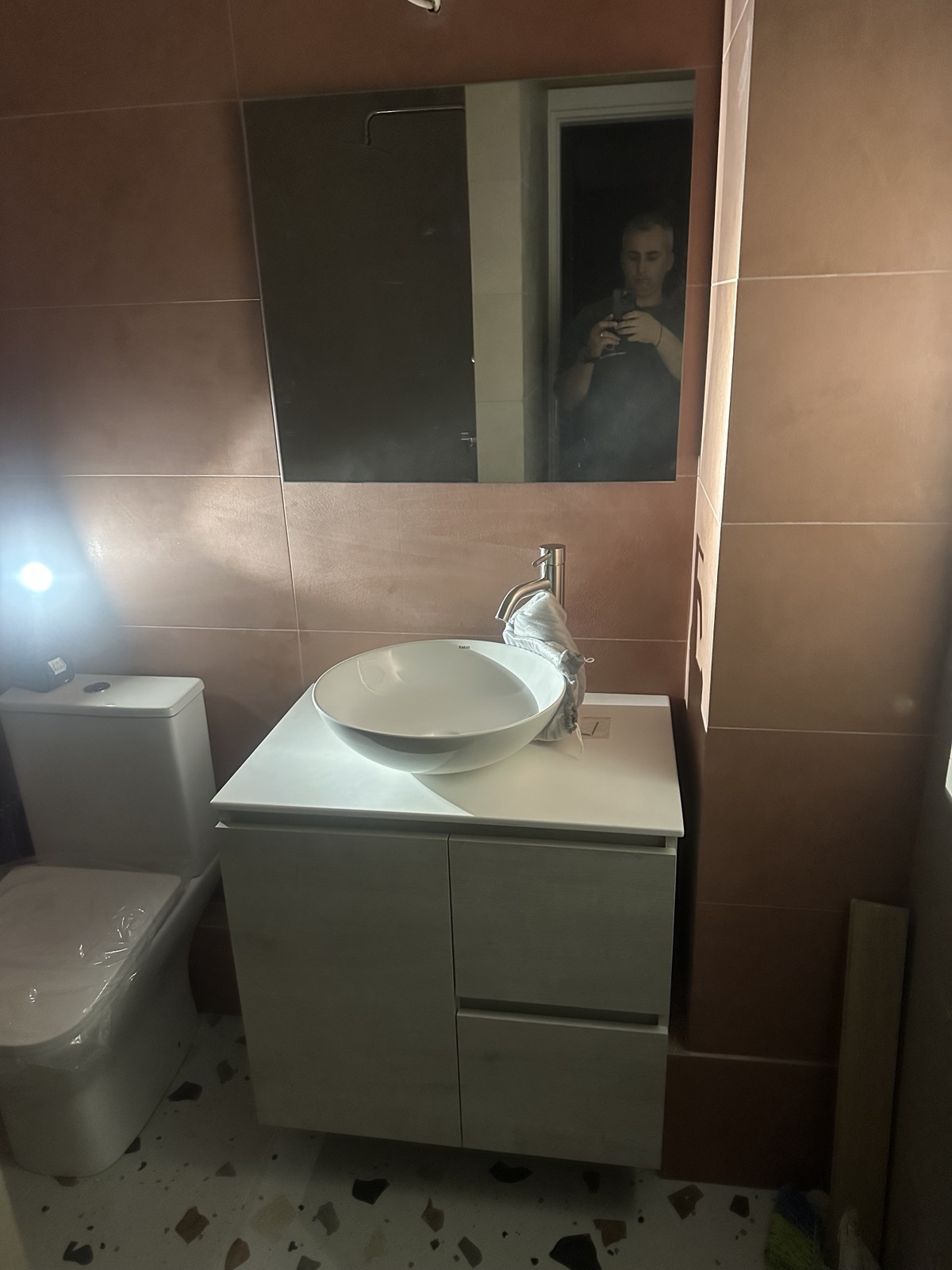 Κρεμαστό Ανοιχτό Γκρι Ξύλινο Έπιπλο Μπάνιου με Νιπτήρα ∣ Custom, Έπιπλα μπάνιου, Κρεμαστό έπιπλο, Ανοιχτό γκρι, Νιπτήρας, Custom έπιπλο, Αδιάβροχα έπιπλα