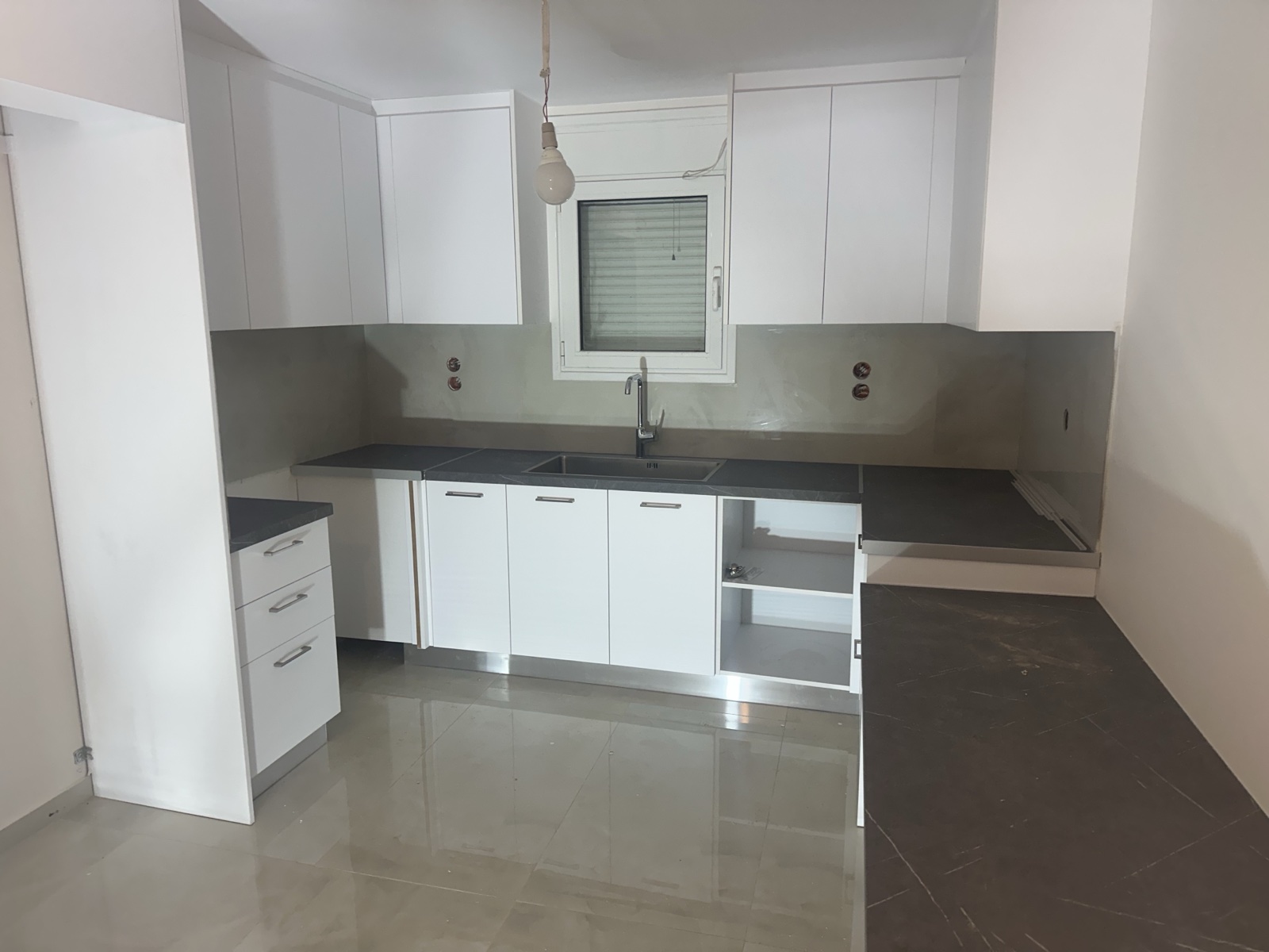 Λευκή Μοντέρνα Κουζίνα Laminate ∣ Σκούροι Πάγκοι Minimal, Έπιπλα κουζίνας, Ντουλάπια κουζίνας, Λευκή κουζίνα laminate, Σκούροι πάγκοι, Minimal στυλ, Custom κουζίνα