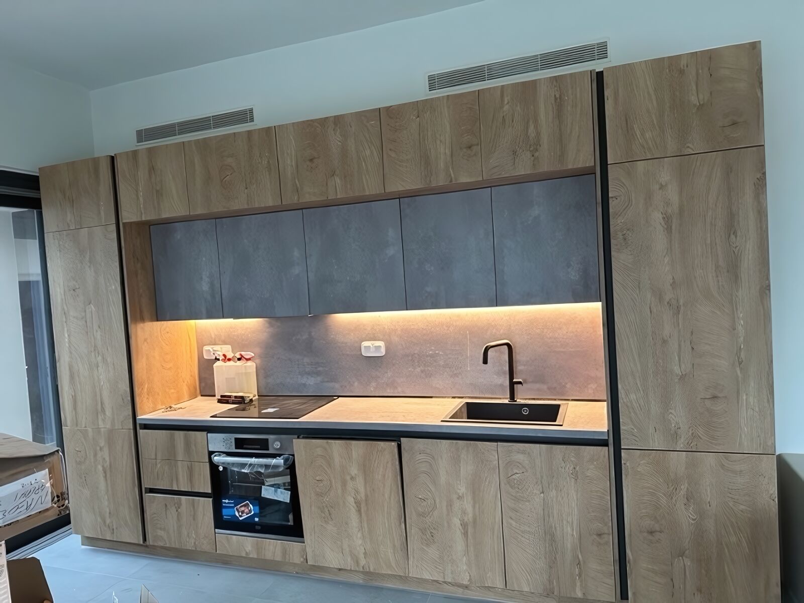 Μοντέρνα Ντουλάπια Laminate Όψης Ξύλου & Σκούρο Γκρι, Έπιπλα κουζίνας, Ντουλάπια κουζίνας, Ντουλάπια laminate, Όψη ξύλου, Σκούρο γκρι, Λειτουργική σχεδίαση, Custom κουζίνα