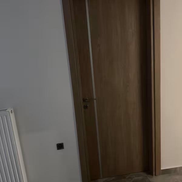 Λείο Ξύλινο Πάνελ (Καφέ) με Μοντέρνα Κάθετη Μεταλλική Διακόσμηση ∣ Custom, Ειδικές κατασκευές, Ξύλινο πάνελ, Καφέ απόχρωση, Μεταλλική διακόσμηση, Custom κατασκευή