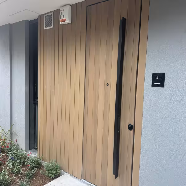 Ξύλινη Επιφάνεια Εισόδου Φυσικού Χρώματος με Μαύρη Λαβή ∣ Custom, Ειδικές κατασκευές, Ξύλινη επιφάνεια εισόδου, Φυσικό χρώμα, Custom κατασκευή