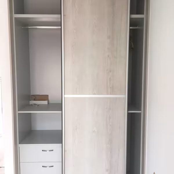 Ειδική Κατασκευή: Ανοιχτόχρωμη Ξύλινη Σύνθεση με Συρόμενα Καλύμματα, Ειδικές κατασκευές, Ξύλινη σύνθεση, Συρόμενα καλύμματα, Custom κατασκευή, Εξοικονόμηση χώρου