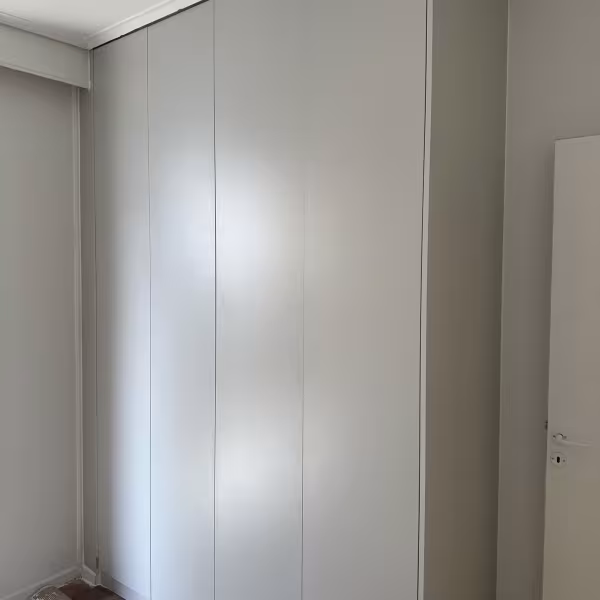 Εντοιχιζόμενη Γκρι Ξύλινη Ντουλάπα ∣ Minimalist Σχεδιασμού Custom, Ντουλάπες δωματίων, Εντοιχιζόμενη ντουλάπα, Γκρι ξύλινη ντουλάπα, Minimalist design, Custom ντουλάπα