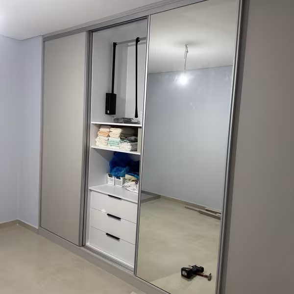 Εντοιχιζόμενη Συρόμενη Ντουλάπα: Γκρι/Λευκό Ξύλο, Καθρέφτης & Ράφια ∣ Custom, Ντουλάπες δωματίων, Εντοιχιζόμενη ντουλάπα, Συρόμενη, Γκρι λευκό ξύλο, Καθρέφτης, Custom ντουλάπα