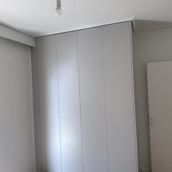 Εντοιχιζόμενη Ξύλινη Ντουλάπα σε Ανοιχτό Γκρι Χρώμα ∣ Custom, Ντουλάπες δωματίων, Εντοιχιζόμενη ντουλάπα, Ανοιχτό γκρι, Custom ντουλάπα, Εξοικονόμηση χώρου