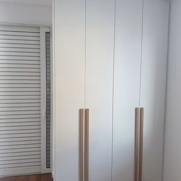 Λευκή Μοντέρνη Εντοιχιζόμενη Ντουλάπα με Ξύλινες Λαβές ∣ Custom, Εντοιχιζόμενη ντουλάπα, Ντουλάπες δωματίων, Λευκή ντουλάπα, Custom ντουλάπα, Ντουλάπα υπνοδωματίου, Custom κατασκευή