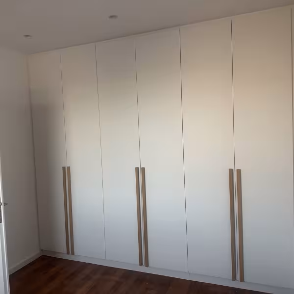 Λευκή Ντουλάπα MDF με Κομψές Κάθετες Ξύλινες Λαβές ∣ Custom, Ντουλάπες δωματίων, Λευκή ντουλάπα MDF, Κάθετες ξύλινες λαβές, Custom ντουλάπα