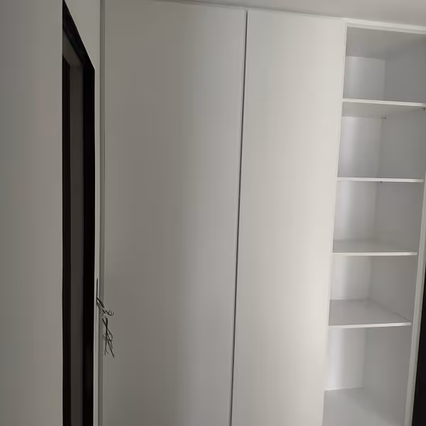 Λευκή Ξύλινη Εντοιχιζόμενη Ντουλάπα με Κλειστά & Ανοιχτά Ράφια ∣ Custom, Ντουλάπες δωματίων, Λευκή ντουλάπα, Εντοιχιζόμενη, Κλειστά ράφια, Ανοιχτά ράφια, Custom ντουλάπα