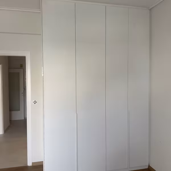 Λευκή Ξύλινη Ντουλάπα με Ενσωματωμένες Λαβές ∣ Custom, Ντουλάπες δωματίων, Λευκή ντουλάπα, Ενσωματωμένες λαβές, Custom ντουλάπα, Εξοικονόμηση χώρου
