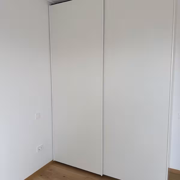 Λευκή Ξύλινη Ντουλάπα με Συρόμενες Επιφάνειες ∣ Custom, Ντουλάπες δωματίων, Συρόμενη ντουλάπα, Λευκή ξύλινη ντουλάπα, Minimalist στυλ, Custom κατασκευή, Εξοικονόμηση χώρου
