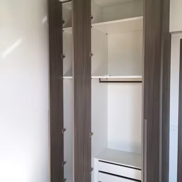 Μοντέρνα Ντουλάπα Laminate Γκρι-Καφέ με Λευκό Εσωτερικό, Ντουλάπες δωματίων, Ντουλάπα laminate, Γκρι καφέ, Ξύλινη υφή, Λευκό εσωτερικό, Custom ντουλάπα, Εξοικονόμηση χώρου