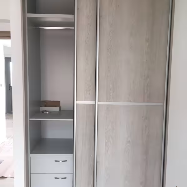 Ντουλάπα με Συρόμενες Επιφάνειες: Γκριζόλευκο Ξύλο & Αλουμίνιο, Ντουλάπες δωματίων, Ντουλάπα δωματίου, Συρόμενες επιφάνειες, Γκριζόλευκο ξύλο, Αλουμίνιο, Custom ντουλάπα