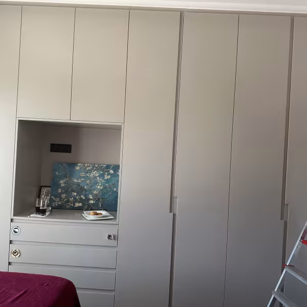 Ξύλινη Εντοιχιζόμενη Ντουλάπα (Ανοιχτό Γκρι) με Συρτάρια ∣ Custom, Ντουλάπες δωματίων, Εντοιχιζόμενη ντουλάπα, Ανοιχτό γκρι, Συρτάρια, Custom ντουλάπα