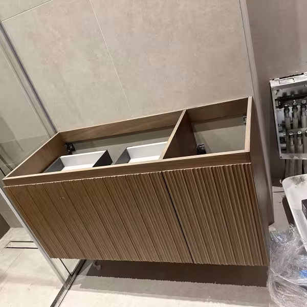 Μοντέρνο Καφέ Ξύλινο Έπιπλο Μπάνιου με Ανάγλυφες Επιφάνειες ∣ Custom, Έπιπλα μπάνιου, Καφέ ξύλινο έπιπλο, Ανάγλυφες επιφάνειες, Custom έπιπλο, Αδιάβροχα έπιπλα