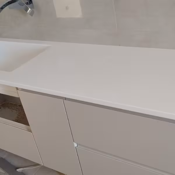 Μοντέρνο Μπεζ Ξύλινο Έπιπλο με Ενσωματωμένο Νιπτήρα ∣ Custom, Έπιπλα μπάνιου, Μπεζ ξύλο, Ενσωματωμένος νιπτήρας, Custom έπιπλο, Πάγκος με νιπτήρα, Αδιάβροχα έπιπλα