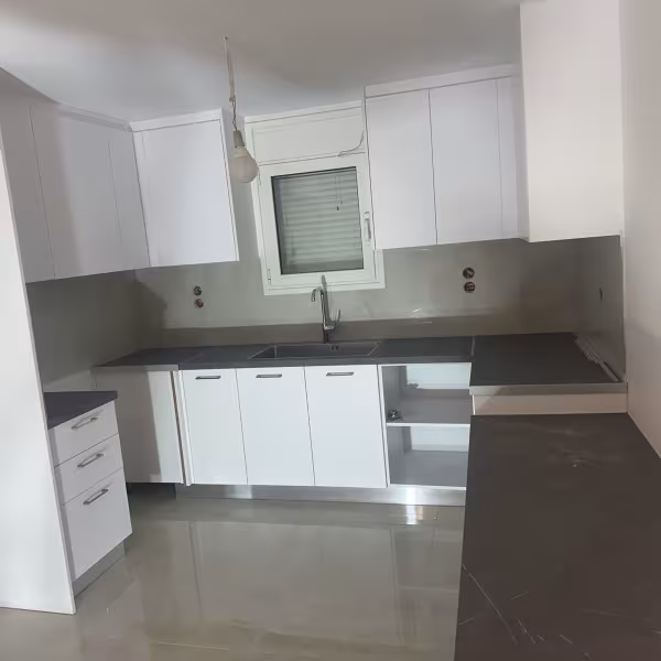 Λευκά Ντουλάπια Κουζίνας, Σκούροι Πάγκοι ∣ Custom Ξύλινο Σύνολο, Έπιπλα κουζίνας, Ντουλάπια κουζίνας, Λευκά ντουλάπια, Σκούροι πάγκοι, Λειτουργική κουζίνα, Custom κουζίνα