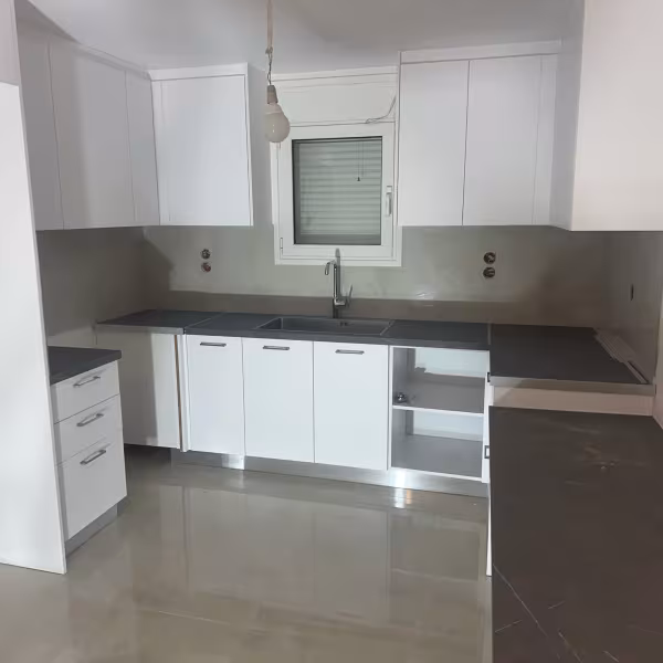 Λευκή Μοντέρνα Κουζίνα Laminate ∣ Σκούροι Πάγκοι Minimal, Έπιπλα κουζίνας, Ντουλάπια κουζίνας, Λευκή κουζίνα laminate, Σκούροι πάγκοι, Minimal στυλ, Custom κουζίνα
