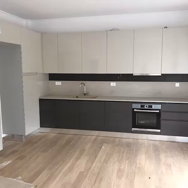 Μοντέρνα Δίχρωμη Σύνθεση Laminate (Σκούρο Γκρι/Μπεζ) ∣ Lari, Έπιπλα κουζίνας, Ντουλάπια κουζίνας, Δίχρωμη σύνθεση, Laminate, Σκούρο γκρι, Μπεζ, Μινιμαλιστικό στυλ, Custom κουζίνα