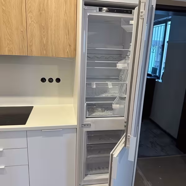 Μοντέρνα Λευκά & Ξύλινα Ντουλάπια Κουζίνας Custom ∣ Έπιπλα Lari, Έπιπλα κουζίνας, Ντουλάπια κουζίνας, Λευκή κουζίνα, Ξύλινη κουζίνα, Custom κουζίνα, Εντοιχισμένο ψυγείο, Κατά παραγγελία