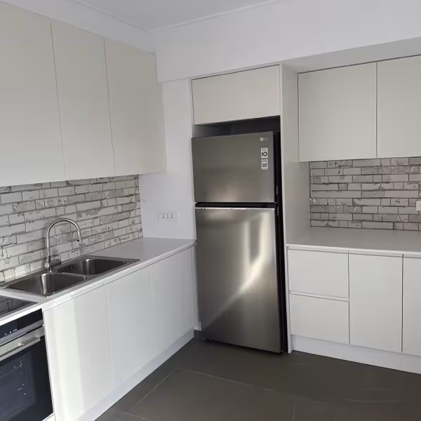 Μοντέρνα Λευκά Ξύλινα Ντουλάπια, Minimalist Σχέδιο, Έπιπλα κουζίνας, Ντουλάπια κουζίνας, Λευκά ντουλάπια, Minimalist σχέδιο, Ενιαίος πάγκος, Custom κουζίνα