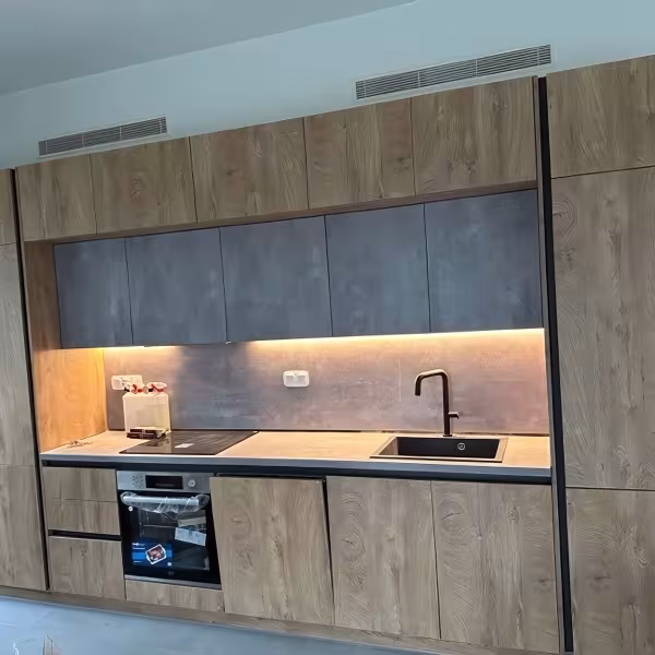 Μοντέρνα Ντουλάπια Laminate Όψης Ξύλου & Σκούρο Γκρι, Έπιπλα κουζίνας, Ντουλάπια κουζίνας, Ντουλάπια laminate, Όψη ξύλου, Σκούρο γκρι, Λειτουργική σχεδίαση, Custom κουζίνα