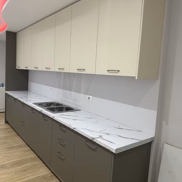 Μοντέρνα Ξύλινα Ντουλάπια Γκρι/Κρεμ ∣ Λευκός Μαρμάρινος Πάγκος, Έπιπλα κουζίνας, Ντουλάπια κουζίνας, Ξύλινα ντουλάπια, Γκρι κρεμ, Μαρμάρινος πάγκος, Custom κουζίνα