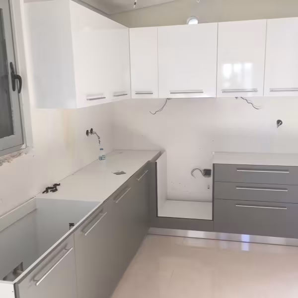Σύγχρονη Λευκογκρί Κουζίνα από Ξύλο Λάκας, Minimal Γραμμές, Έπιπλα κουζίνας, Ντουλάπια κουζίνας, Λευκογκρί κουζίνα, Ξύλο λάκας, Minimal γραμμές, Custom κουζίνα